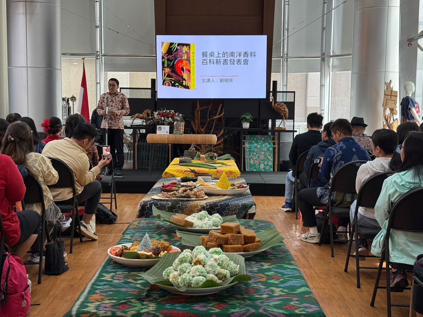 《餐桌上的南洋香料百科》新書發表會 第一次在印辦舉行簽書活動 - 第5張圖 《餐桌上的南洋香料百科》新書發表會 第一次在印辦舉行簽書活動