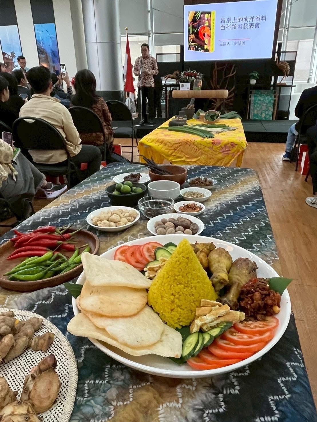 《餐桌上的南洋香料百科》新書發表會 第一次在印辦舉行簽書活動 - 第6張圖 《餐桌上的南洋香料百科》新書發表會 第一次在印辦舉行簽書活動