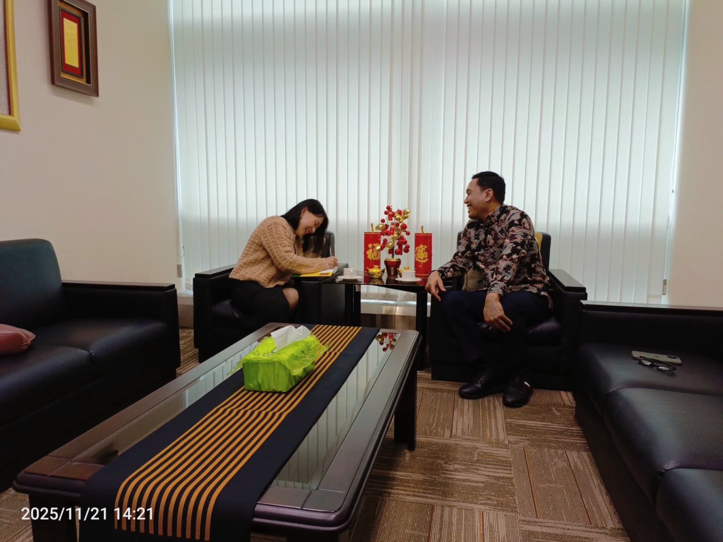 到駐台印尼辦事處贈送《餐桌上的南洋香料百科》給沈安迪副代表