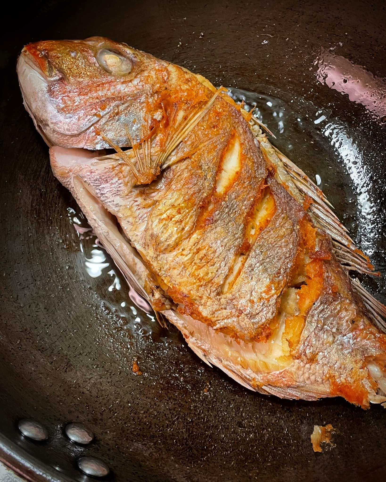 想吃美味的紅燒魚，先學會煎魚