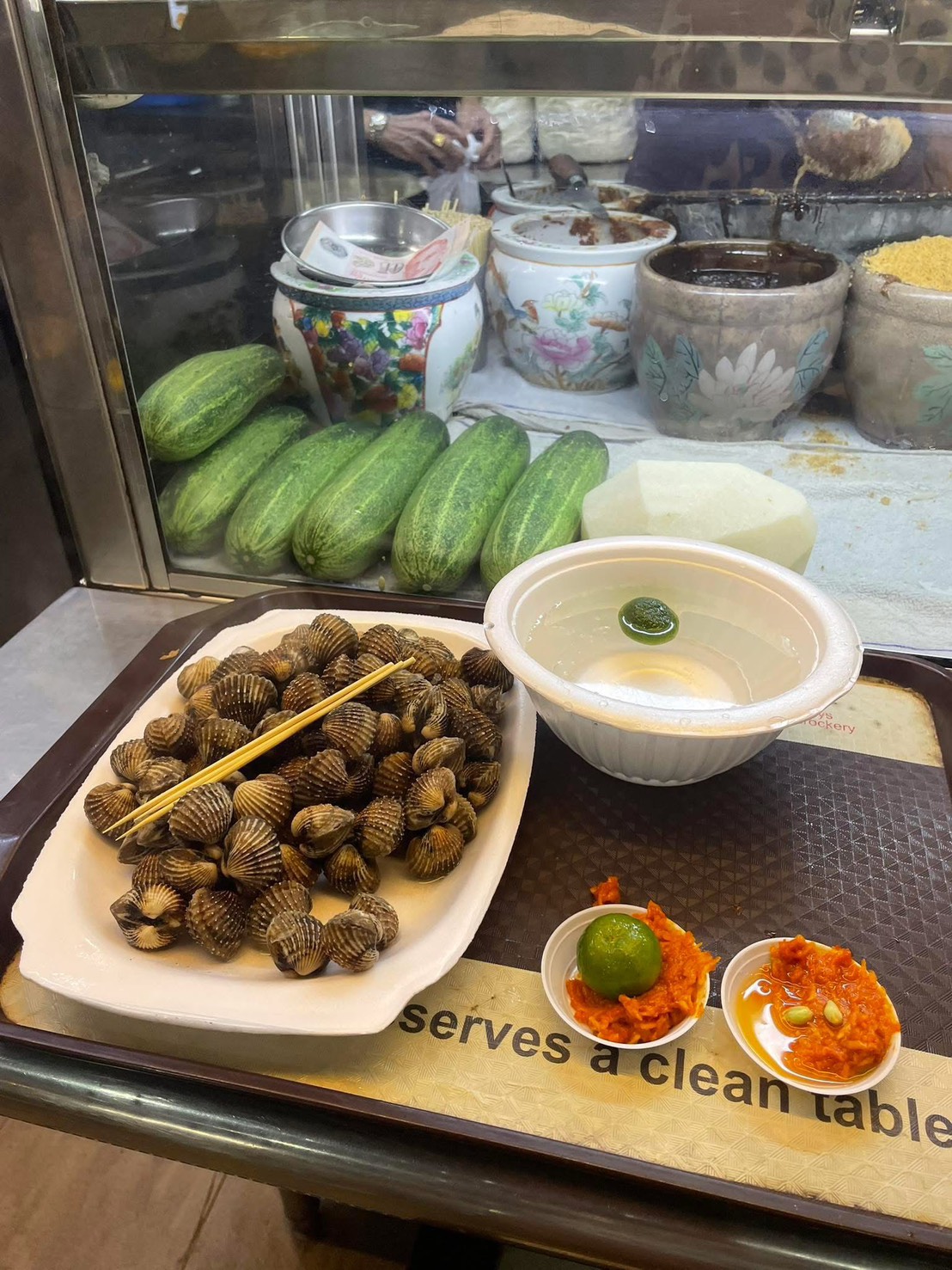 到新加坡吃血蛤，店家會提供一碗水，為何呢？