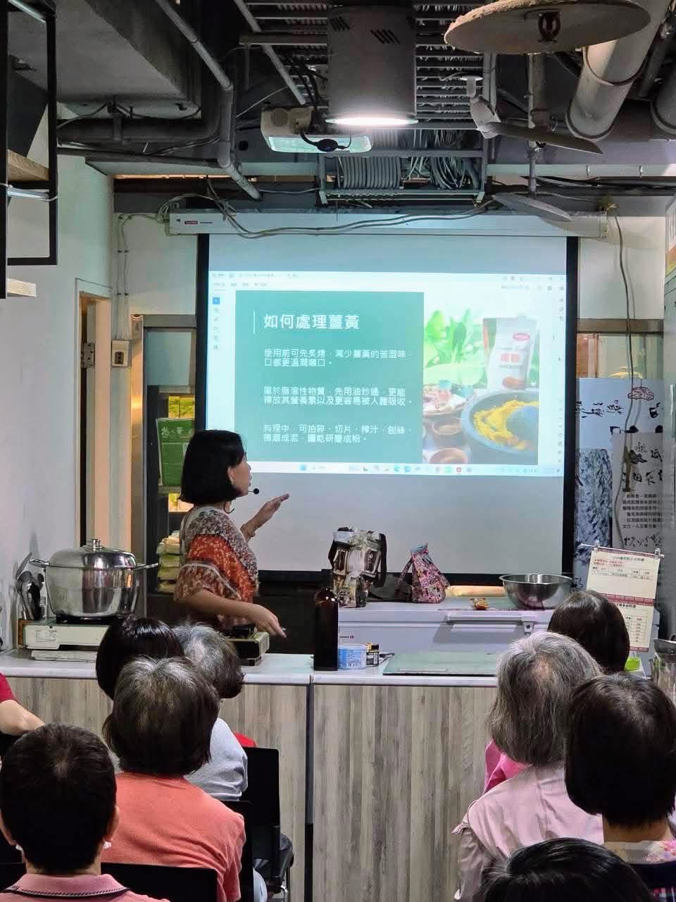 板橋農會超好逛，產品種類豐富，連南洋料理冷凍包也有賣，想吃異國美食，好方便